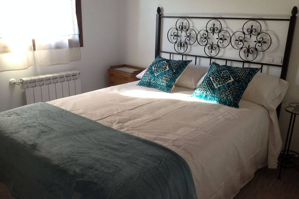 Entire apartment, C R *** Apartment Planeta Vera (Oak), designed for families and groups in Jarandilla de la Vera, Cáceres Region