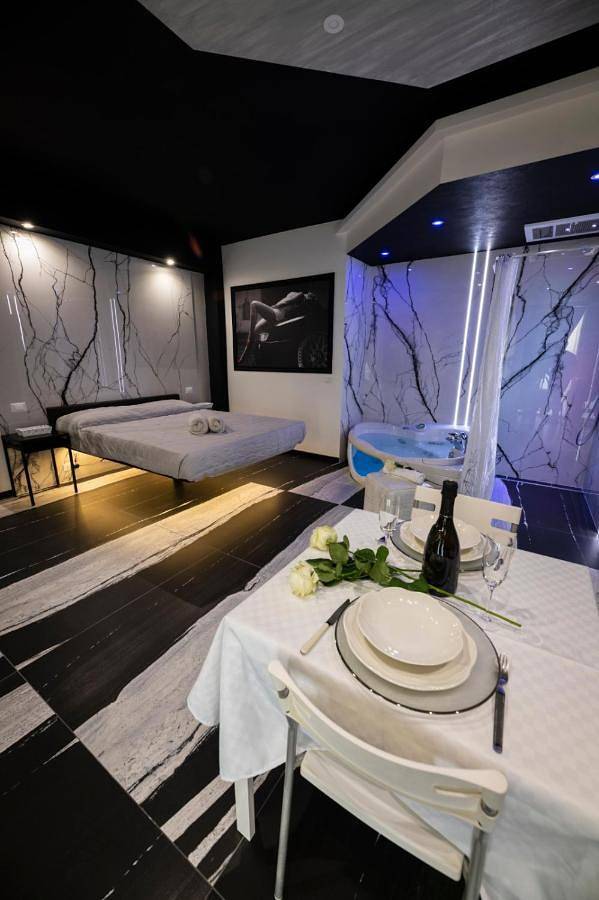 Ferienwohnung für 2 Personen, mit Garten und Pool sowie Sauna und Whirlpool in Desenzano del Garda - 4