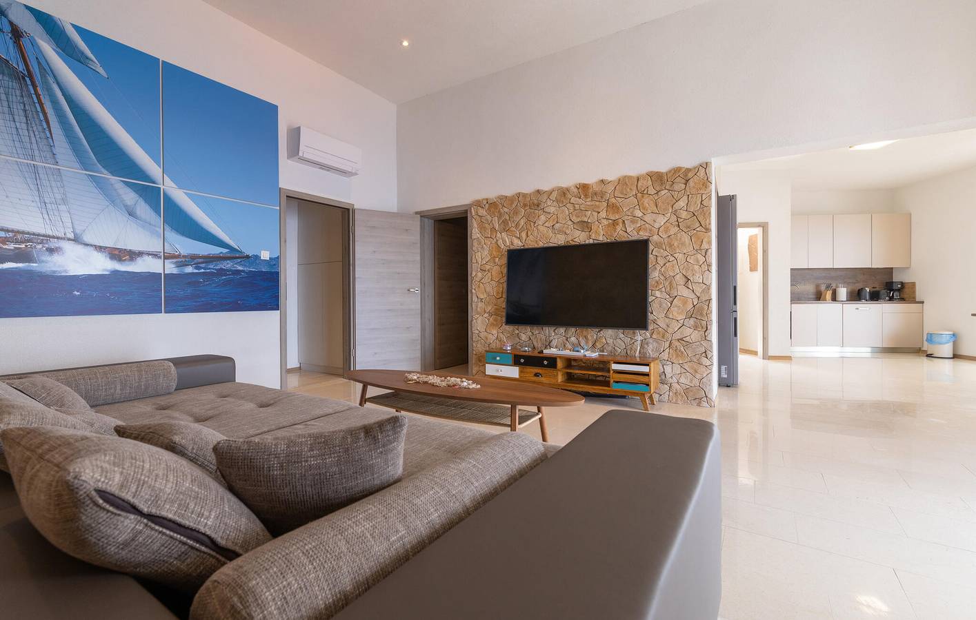 Ganze Ferienwohnung, Gemütliche 120 m² große Wohnung mit Meerblick, WLAN und Parkplatz, 300 m vom Strand entfernt in Jablanac, Naturpark Velebit