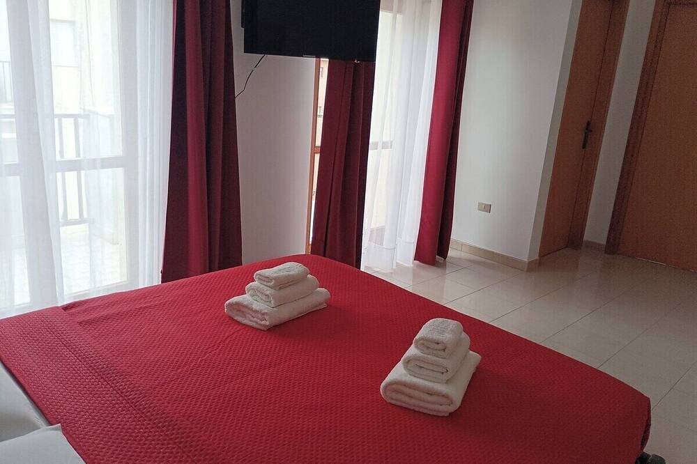 Apartamento entero, Cozy Penthouse with balconies a stone's throw from the station in Vibo Marina, Vibo Valentia