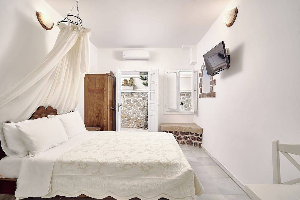 Merovigliosso Budget Studio ground floor in Imerovigli, Santorini