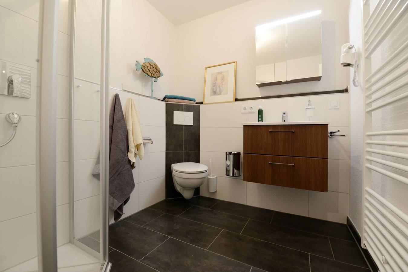 Ganze Wohnung, Gemütliche Erdgeschosswohnung für bis zu 4 Personen mit Blick zum Spielplatz. in Friedrichshafen, Region Bodensee-Oberschwaben