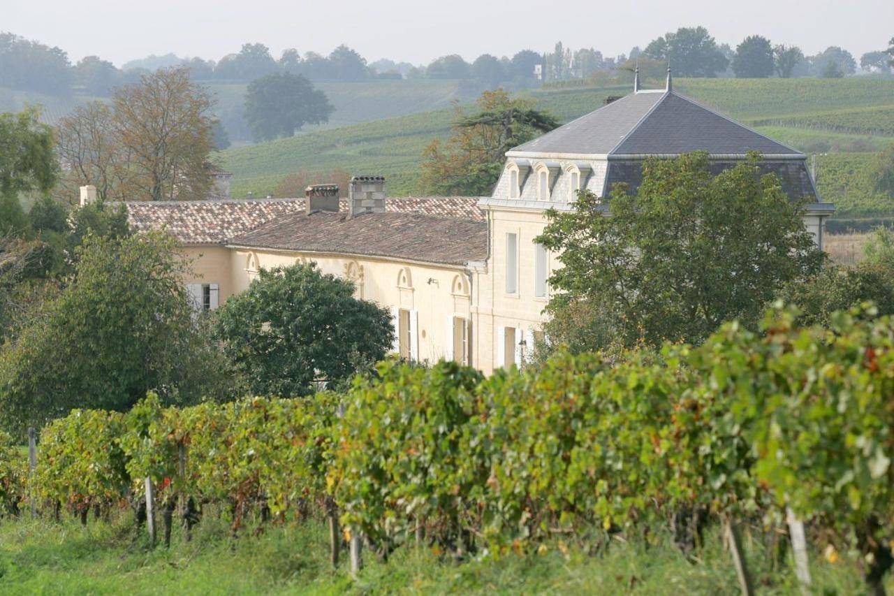 Twin Room with Pool View in Fronsac, Région de Libourne