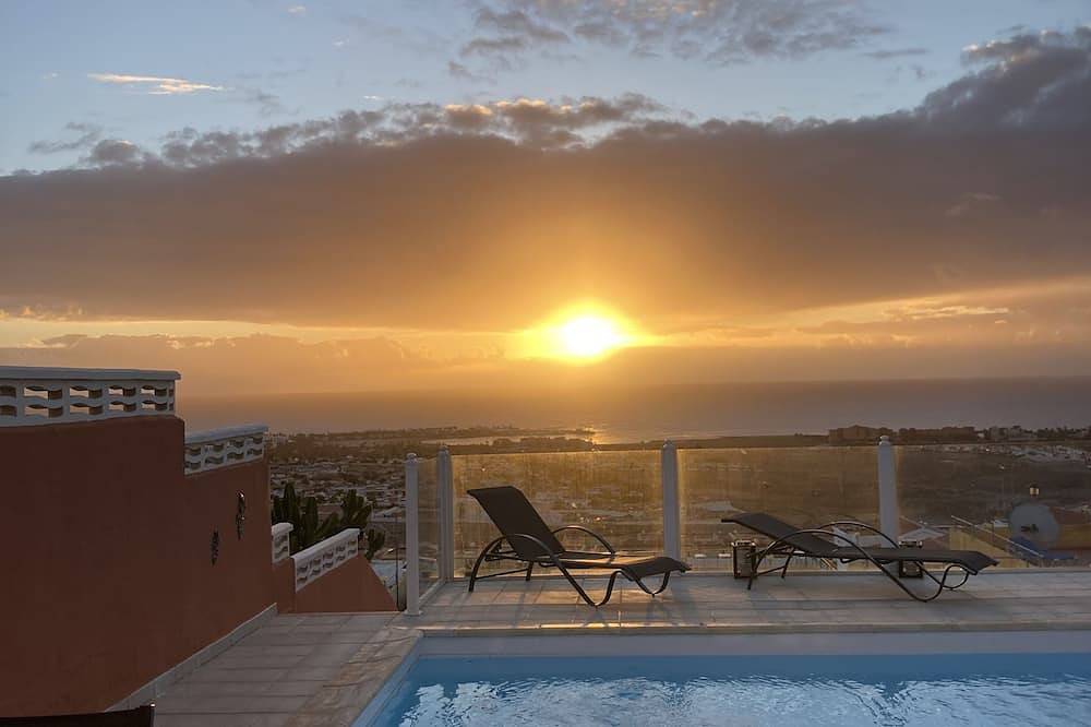 Beautiful villa with spectacular views across Caleta. in Caleta de Fuste, Antigua