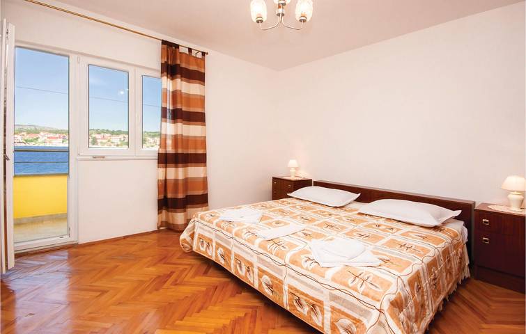 Ganze Ferienwohnung, Gemütlich, 1,5 km vom Strand entfernt: WLAN, Klimaanlage, Doppelbett, Terrasse und Küche! in Spongiola, Krapanj (Kroatische Adria)