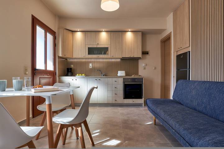 Geheel appartement, Charming retro studio with shared pool and view – Ru in Lygaria, Achlada