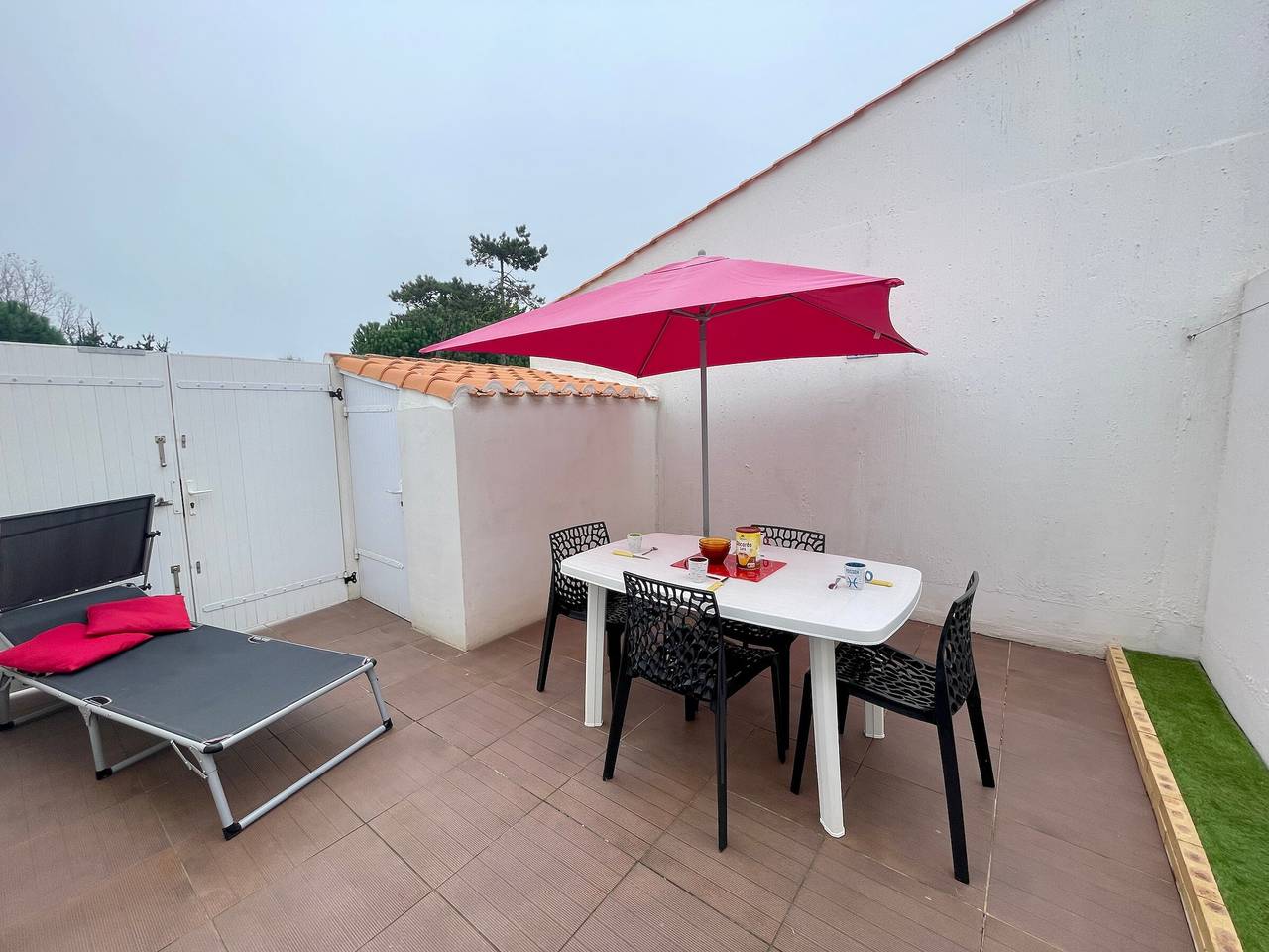 Casa renovada con piscina climatizada, tenis y estacionamiento a 100m de tiendas in Bretignolles-sur-Mer, Valle del Loira