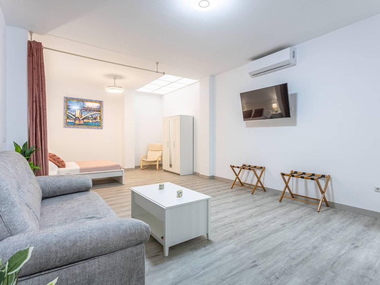 Apartamento entero, Acogedor apartamento en Sevilla con aire acondicionado y parking in Nervión, Sevilla