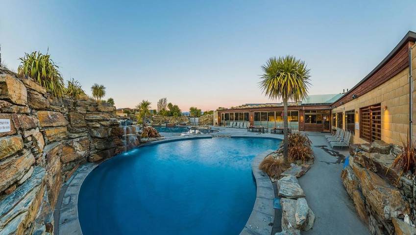 Cottage pour 2 personnes, avec sauna et jacuzzi ainsi que piscine et balcon à Wanaka