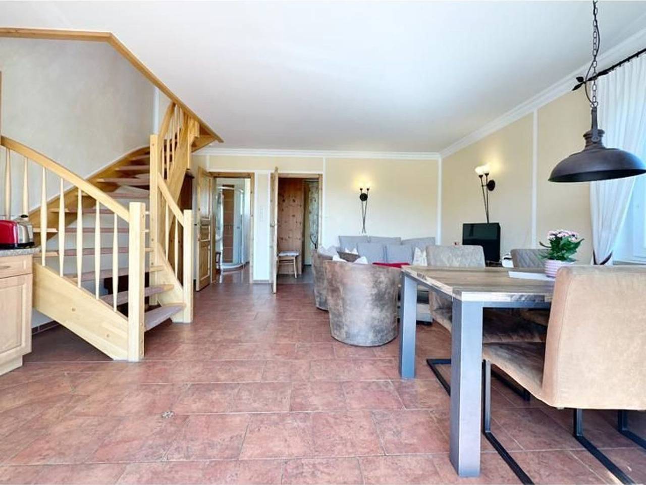 3 Raum-Ferienwohnung (Doppelhaushälfte) für max. vier Erwachsene und ein Kind auf zwei Etagen; mit zwei Schlafräumen, zwei Tageslichtbädern und Südterrasse auf eingezäuntem Grundstück im Ostseebad Börgerende, Am Bootsgraben 14. Es sind max. zwei Haustiere erlaubt. in Börgerende, Börgerende-Rethwisch