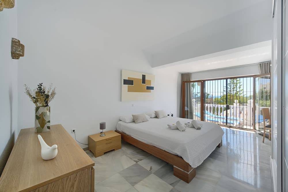 Lujosa villa independiente de 4 dormitorios con piscina y jardín privado in La Cala de Mijas, Mijas
