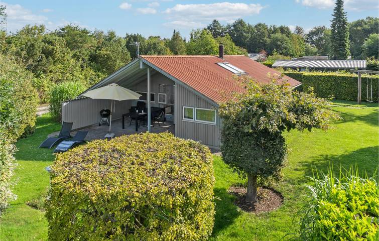 Ferieudlejning for 8 personer, med Terrasse og Jacuzzi såvel som Have og Sauna i Nysted