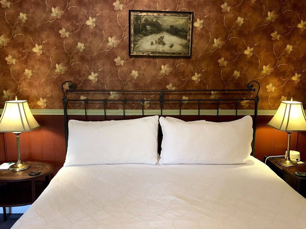 1830s Historic Inn Ithaca Ny, Room 8 in Cayuga Lake