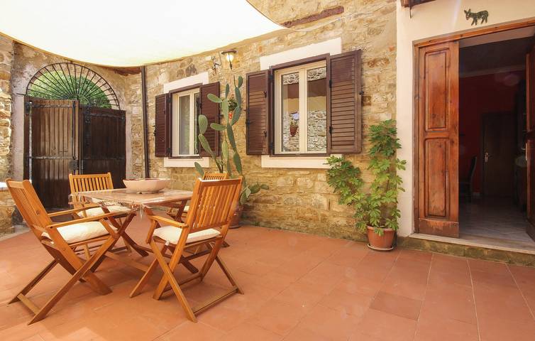 Appartamento vista mare con parcheggio e giardino, a 900 m dal centro città in Laureana Cilento, Cilento Coast