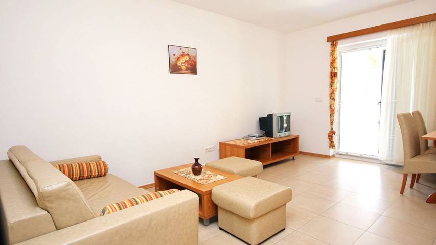 Ferienwohnung für 4 Personen, mit Terrasse und Pool in Banjol - 2