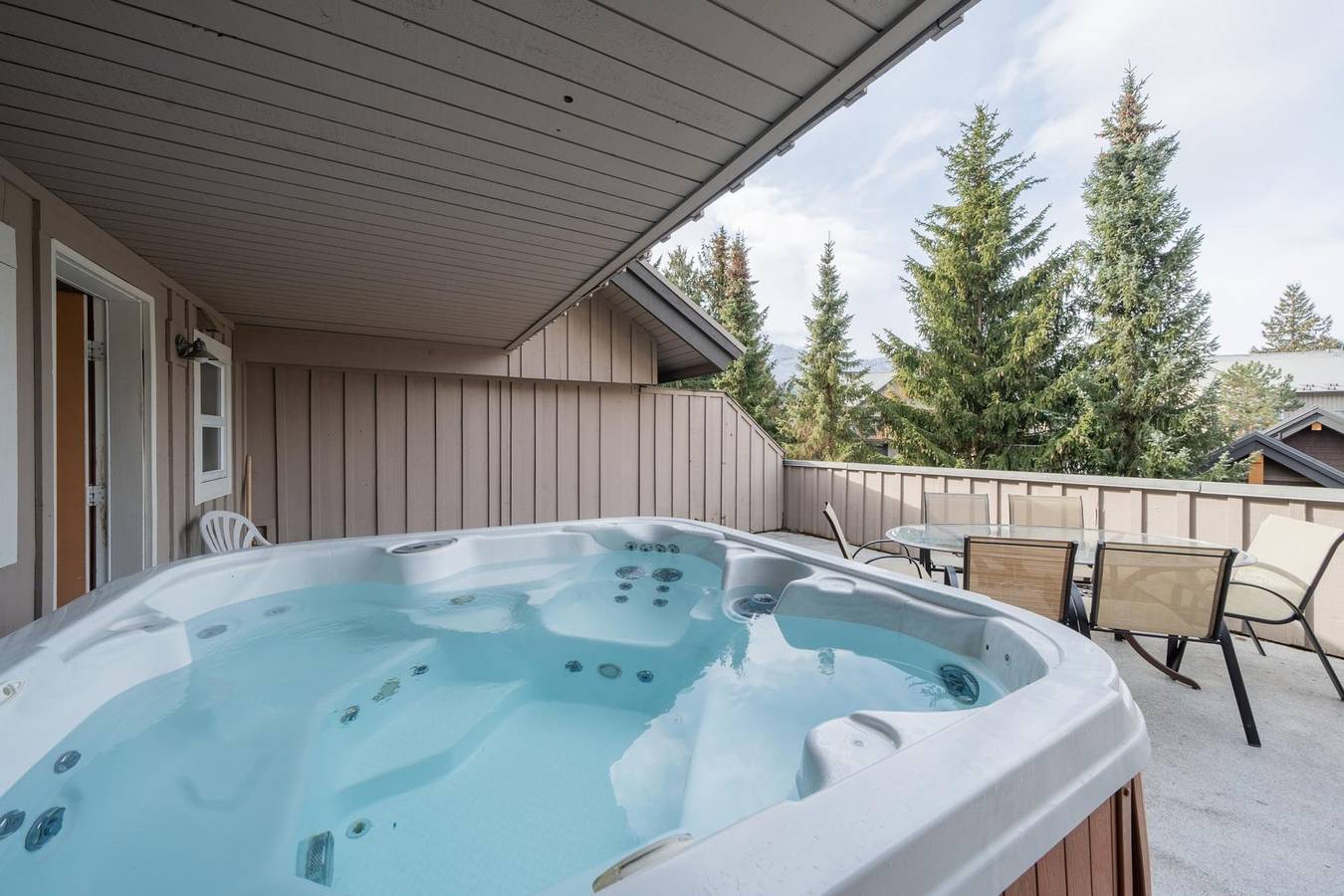 Geheel appartement, 2Br & loft with private hot tub and pool. Gr 51 in Whistler, Whistler Blackcomb