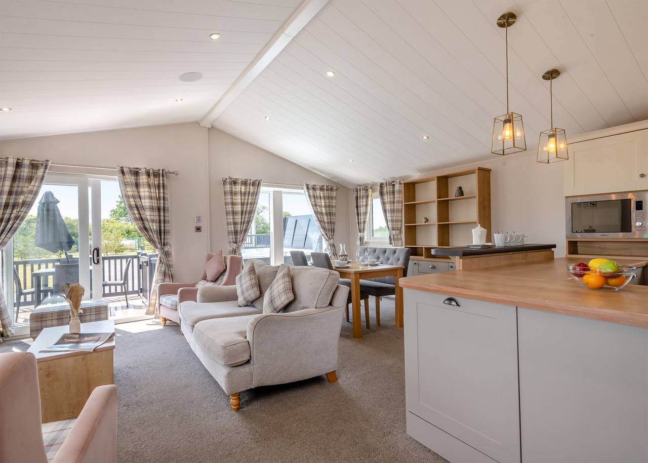 Deluxe Lodge with parking, ensuite & decking in Nairn, Highlands