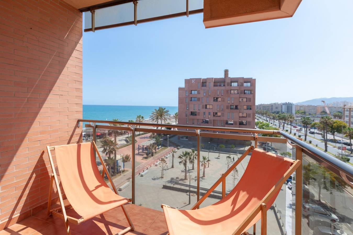 Entire vacation apartment, Pacifico Playa - Modern apartment facing the sea in Malaga - Free Wifi in Carretera de Cádiz, Malaga