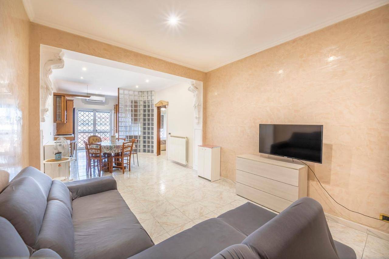Appartamento intero, Two-Bedroom Apartment in Casal Morena, Roma