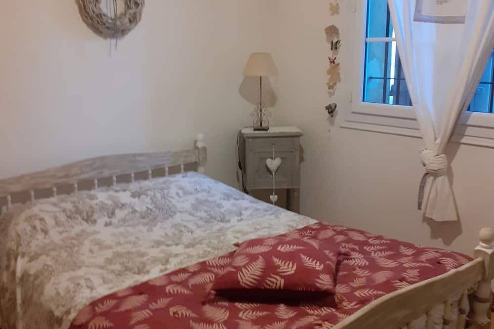 Entire apartment, 200 meters from the heart of the village, App 55 M² Wifi In a closed courtyard, quiet in Châteauneuf-de-Gadagne, Vaucluse