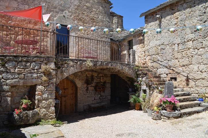 Gîte pour 8 personnes, avec Terrasse ainsi que Jardin et Vue à Saint-Georges-de-Lévéjac
