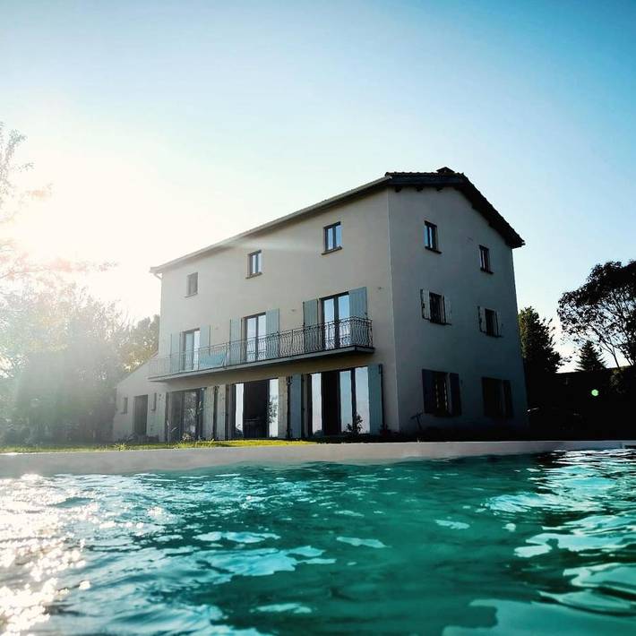 Location de vacances pour 10 personnes, avec Balcon ainsi que Jardin et Piscine à Canaules-et-Argentières