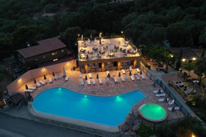 Camping pour 5 personnes, avec Jacuzzi ainsi que Bassin pour enfant et Piscine à Olmeto