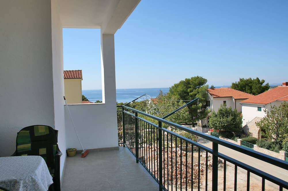 Apartamento entero, Apartamento para dos personas con balcón y vista al mar fue - Bilo, Primosten (A-12868-b) in Primosten, Condado de Šibenik-Knin