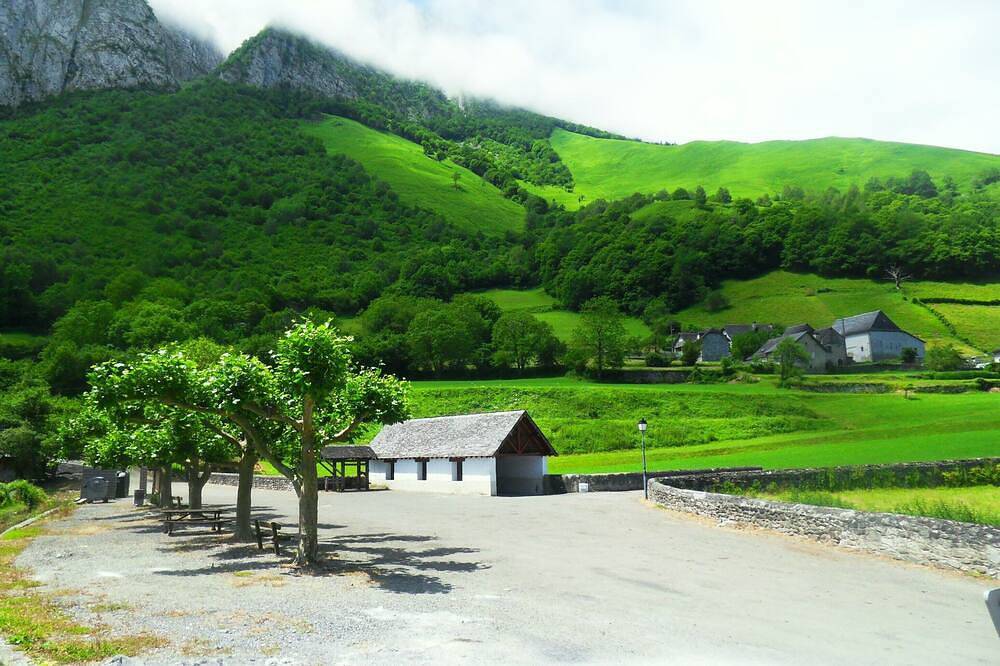 Molino de viento renovado valle de montaña de asp in Lées-Athas, Béarn