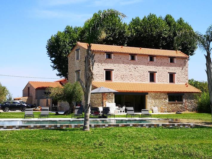 Gîte pour 17 personnes, avec jardin et jacuzzi ainsi que terrasse et piscine