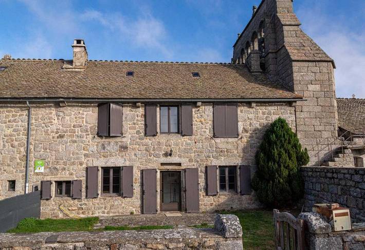 Location de vacances pour 7 personnes, avec jardin à La Fage-Montivernoux