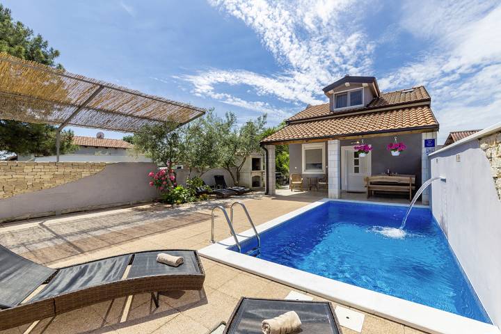 Ferienhaus für 6 Personen, mit Balkon/Terrasse und Meerblick sowie Garten und Pool in Peroj - 2