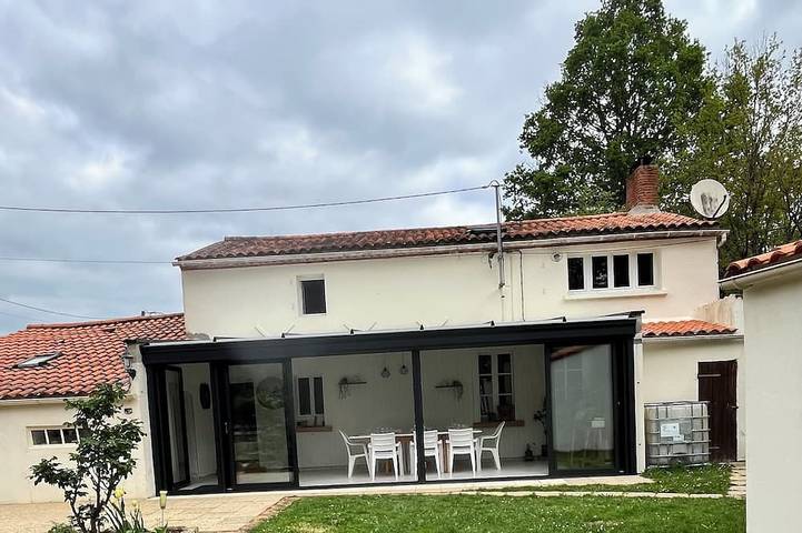 Location de vacances pour 10 personnes, animaux acceptés à Beaulieu-sous-la-Roche