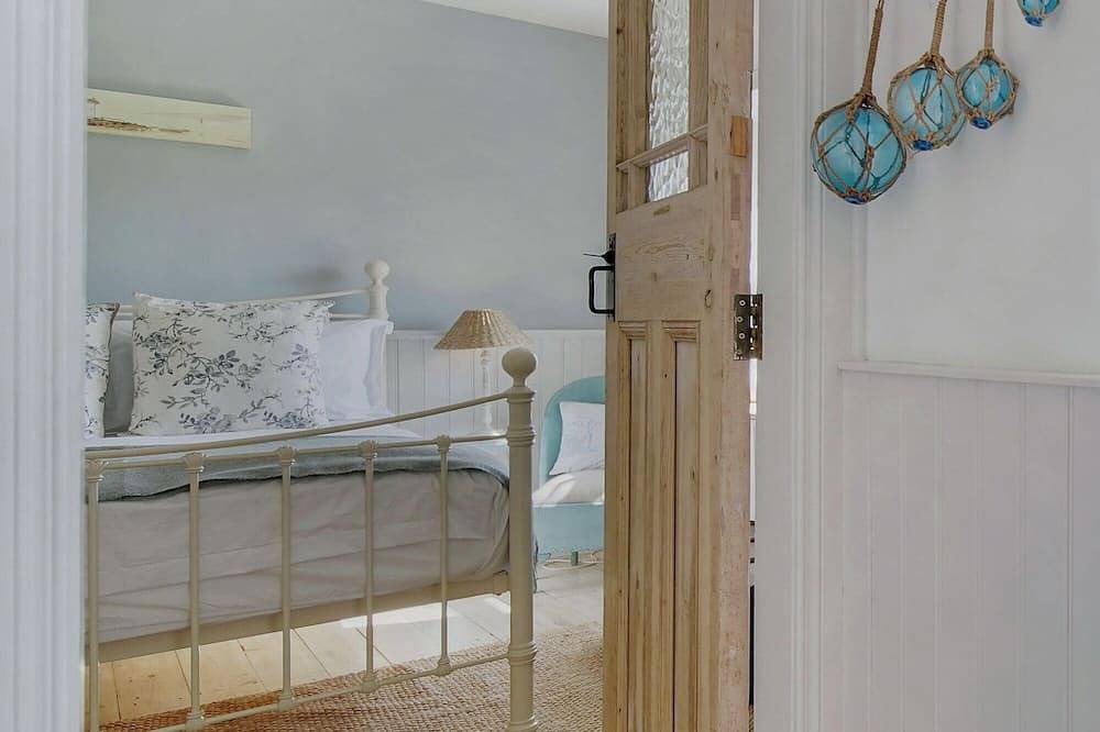 Susan's Beach House Right on the beach, a beautiful cottage + spectacular views in Irish Ulster