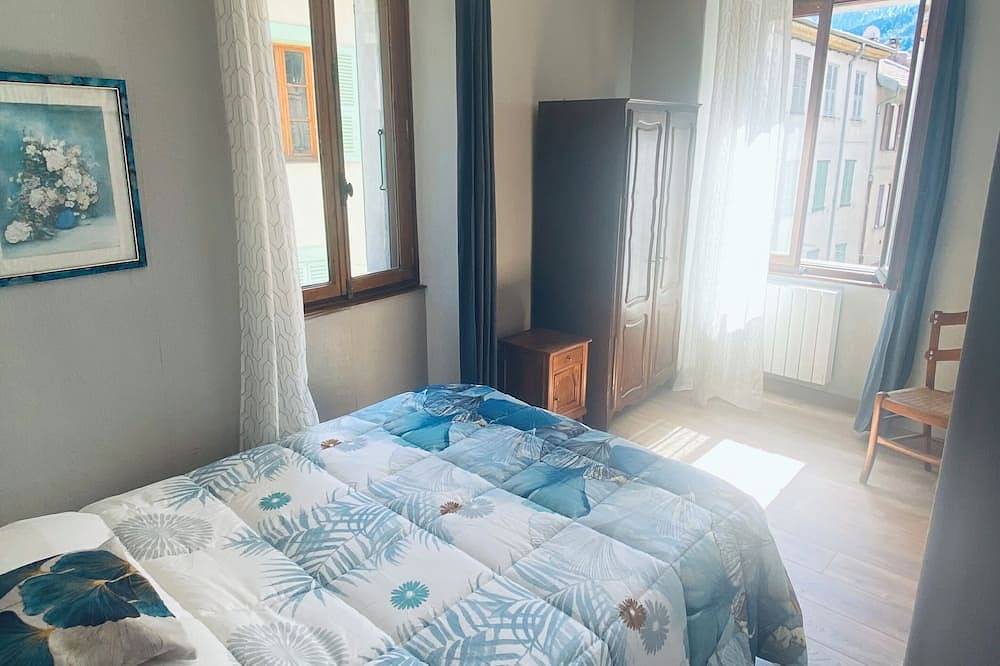 Ganze Wohnung, Bright 3-room apartment on the village square, in Saint-Martin-Vésubie, Nizza und Umgebung