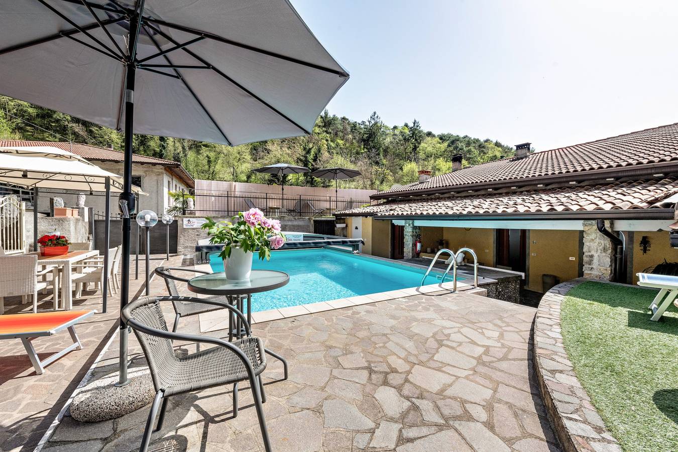 Appartamento intero, Affascinante Appartamento "Residence Tatiana A2" con Piscina, Terrazza, Vista Montagna e Wi-Fi in Tremosine, Prealpi Gardesane