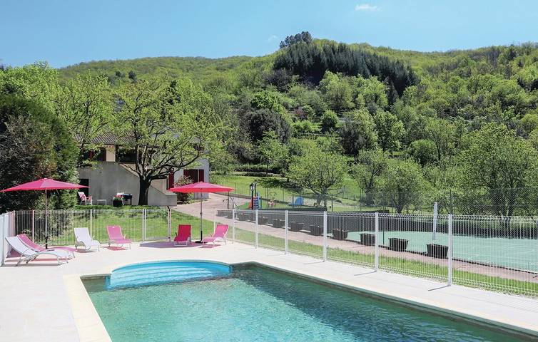 Gîte pour 13 personnes, avec piscine ainsi que jardin et terrasse
