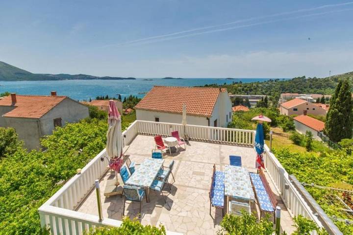 B&b per 3 persone, con Balcone e Terrazza nonché Giardino e Piscina per bambini a Breno