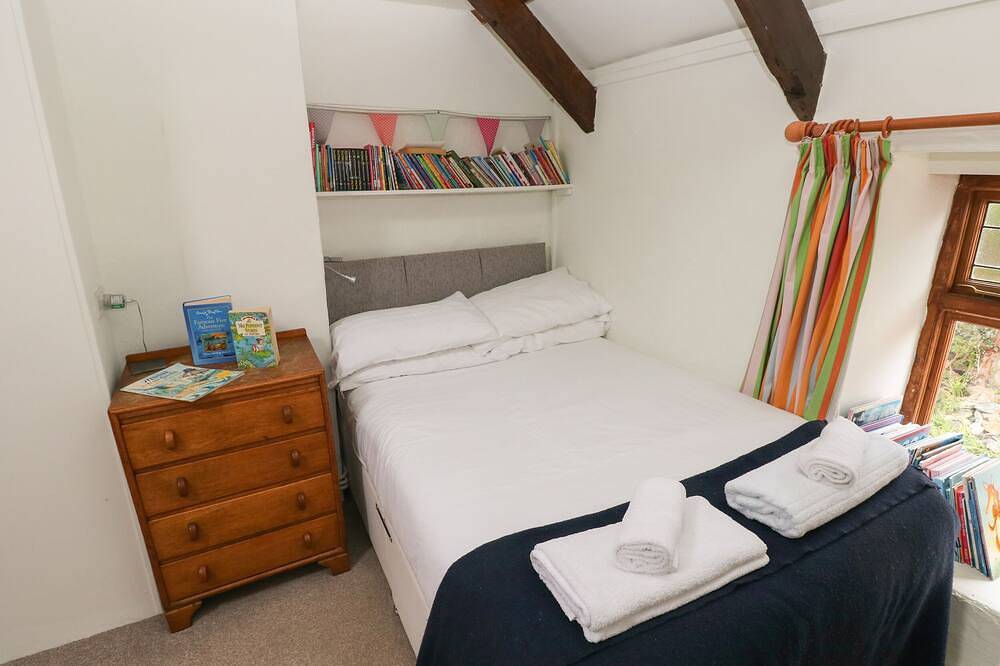 Pant Y Ffynnon, pet friendly, character holiday cottage in St Davids in Trefin, Pembrokeshire