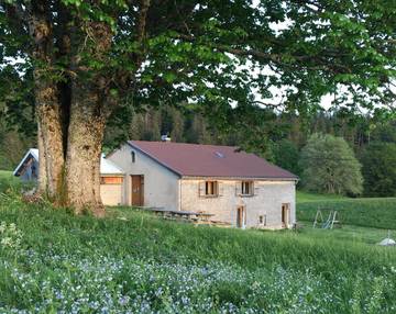 Gîte pour 4 personnes, avec vue ainsi que sauna et jardin, animaux acceptés à La Pesse