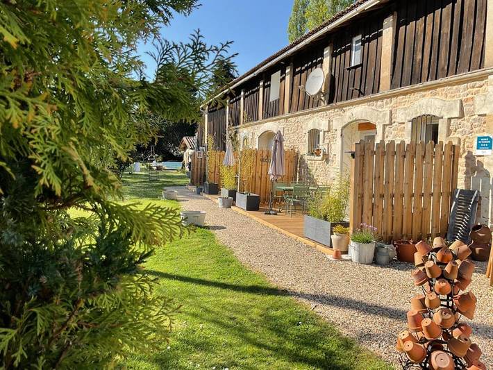 Location de vacances pour 2 personnes, avec Terrasse ainsi que Jardin et Piscine à Étauliers