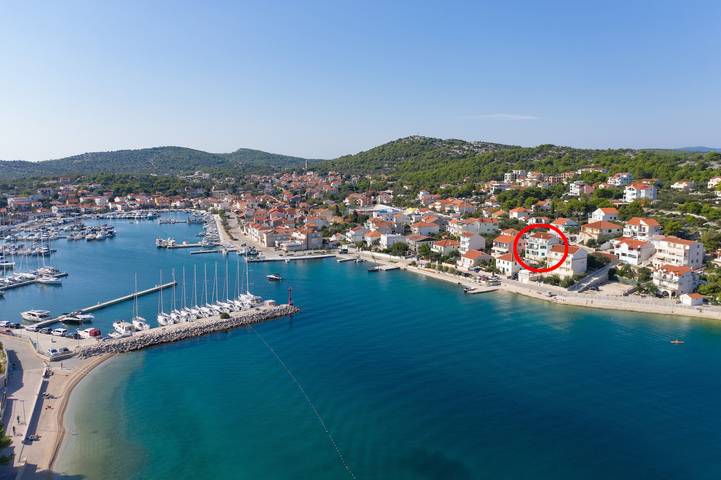 Ferienwohnung für 4 Personen, mit Balkon/Terrasse, mit Haustier in Jezera - 2