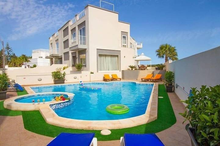 Villa para 25 pessoas, com jardim e jacuzzi e ainda varanda - 1