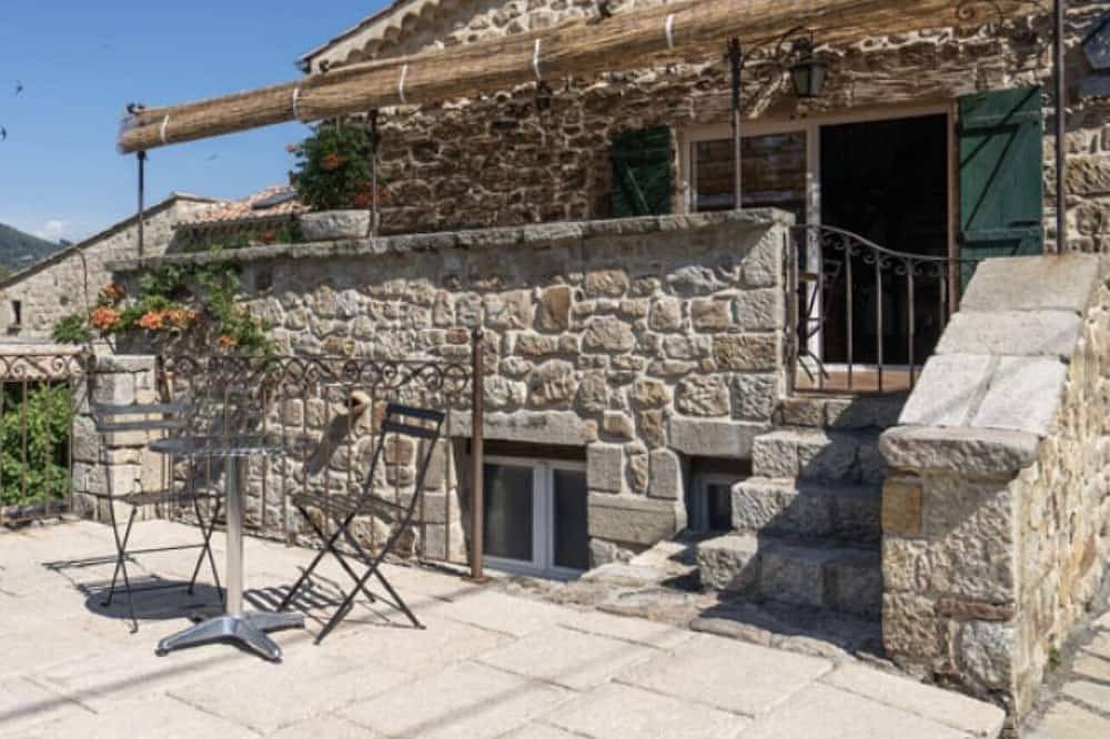 La Feneire est un gîte situé situé au coeur de l'Ardèche. in Ailhon, Parc naturel régional des Monts d'Ardèche