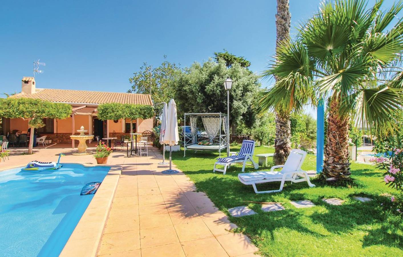 Geräumige Villa mit Pool in der Nähe des Strandes in Alicante in La Marina, Elche