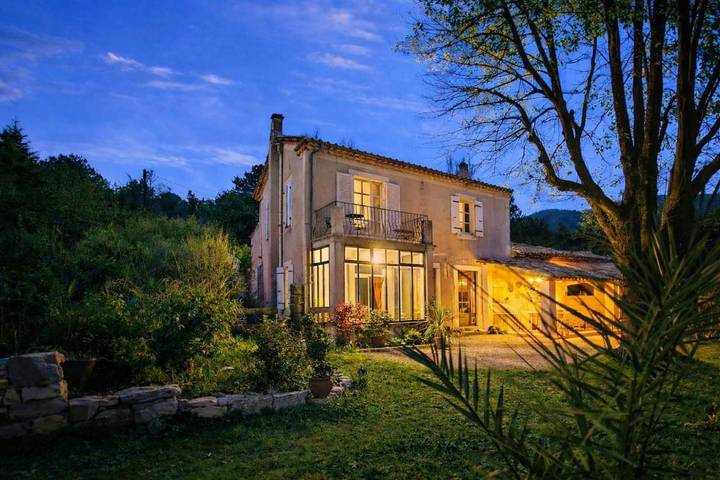Villa pour 8 personnes, avec vue ainsi que piscine et jardin, animaux acceptés