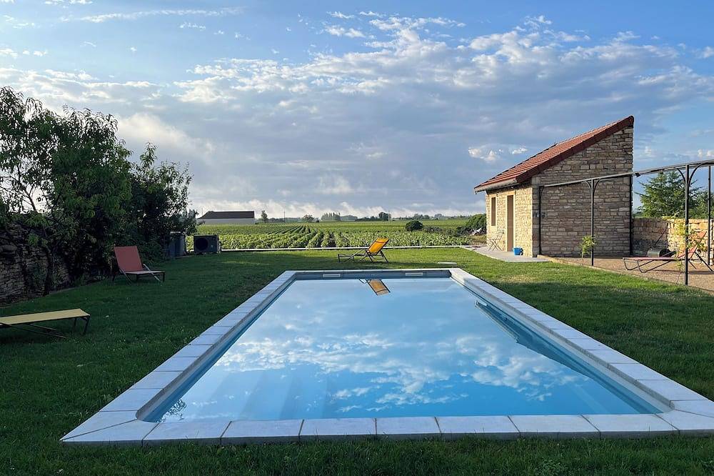 Elegantly renovated residence with garden and pool in famous wine village South in Meursault, Région de Beaune