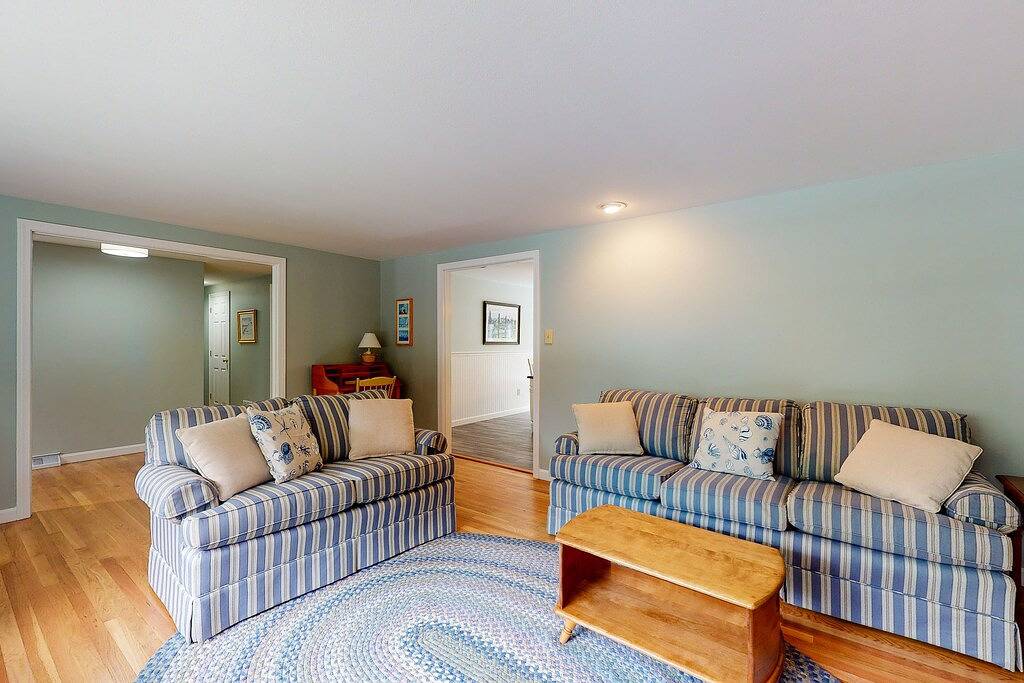 Family home with association beach access and elevated deck in West Harwich, Harwich