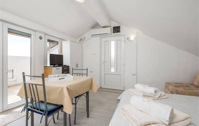 Ganze Ferienwohnung, Modernes Apartment mit Terrasse, 400 m vom Strand entfernt – WLAN und Parkplatz inklusive in Kvarner Festland