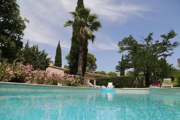 Location de vacances pour 18 personnes, avec jardin ainsi que jacuzzi et terrasse à Callas